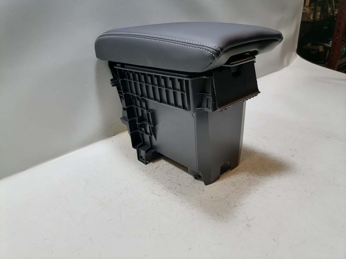 Mitsubishi Eclipse Cross original Mittelarlehen vorn Leder Schwarz Bj.2023